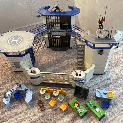 Commissariat de police avec prison -1