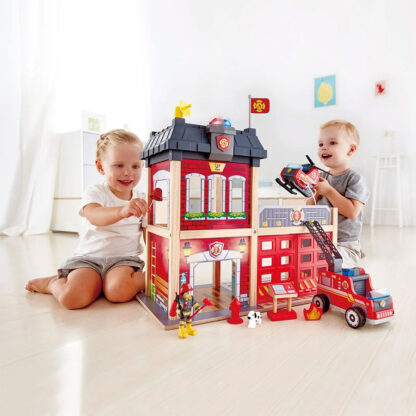 Hape – Caserne de pompiers en bois-2