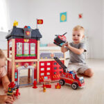 Hape – Caserne de pompiers en bois-8