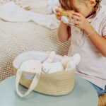 Poupon bébé avec couffin – Pol – Blanc et gris – 28 cm