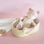 Poupon bébé avec couffin – Pola – Blanc et rose – 28 cm