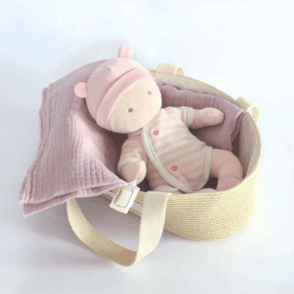 Poupon bébé avec couffin – Pola – Blanc et rose – 28 cm -1