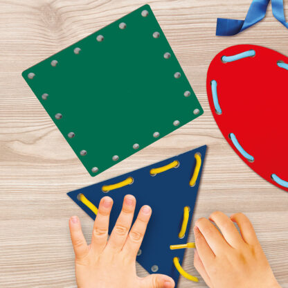 Montessori-des formes et des lacets-1